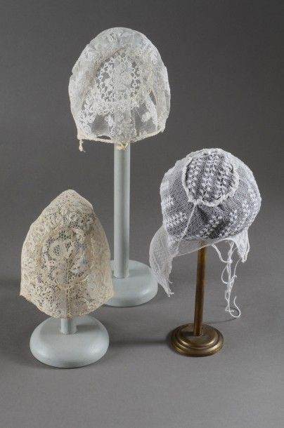 Réunion de trois bonnets de nouveau né, XIXème...