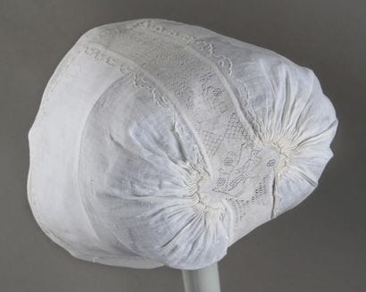 Un bonnet de nouveau né, linon et dentelle...