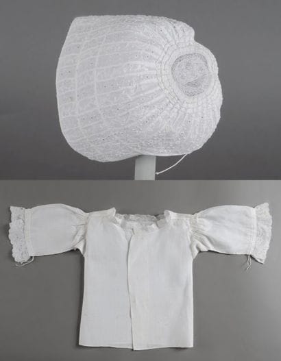 Une brassière et un bonnet de petit enfant,...