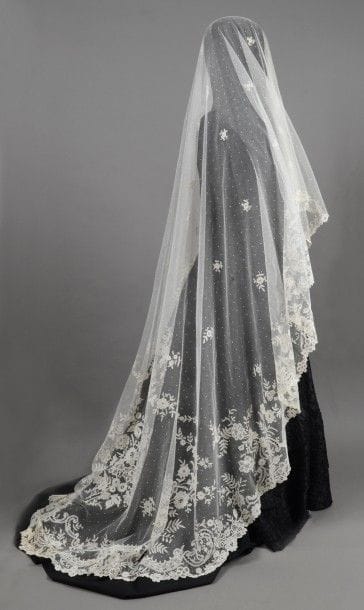 Grand voile de mariée en dentelle application...