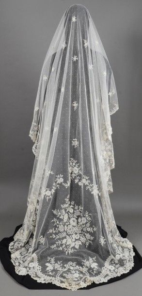 Grand voile de mariée en dentelle application...