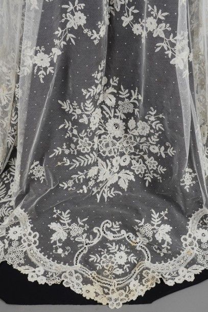 Grand voile de mariée en dentelle application...