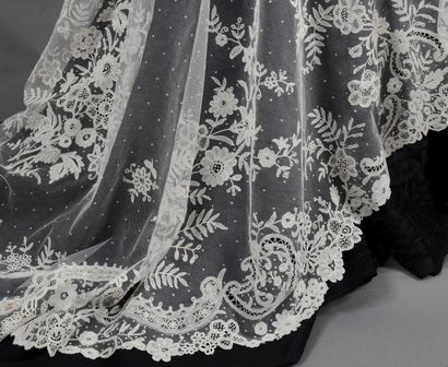 Grand voile de mariée en dentelle application...