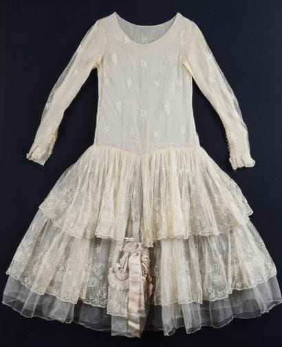 Une robe de mariée en dentelle de Calais...