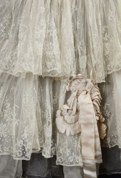 Une robe de mariée en dentelle de Calais...