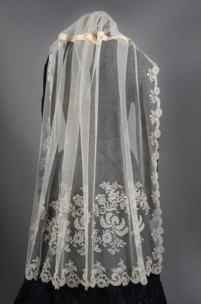 Voile de mariée en fine application d’Angleterre,...