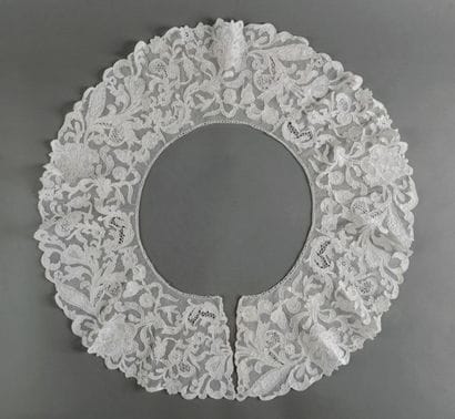 Col berthe en dentelle de Burano à l’aiguille,...