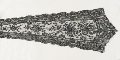 Deux longs pans en fine dentelle de Chantilly...