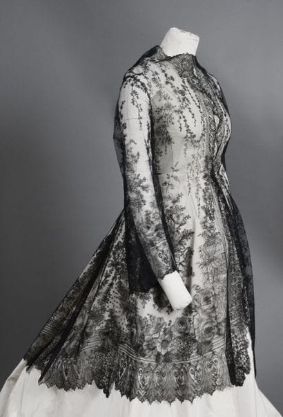 Rare veste longue en dentelle de Chantilly...