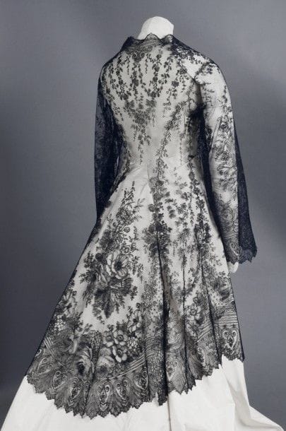 Rare veste longue en dentelle de Chantilly...
