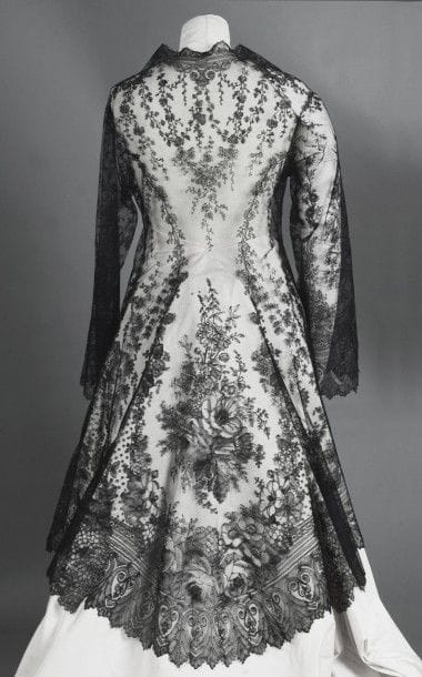 Rare veste longue en dentelle de Chantilly...