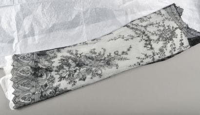 Rare veste longue en dentelle de Chantilly...