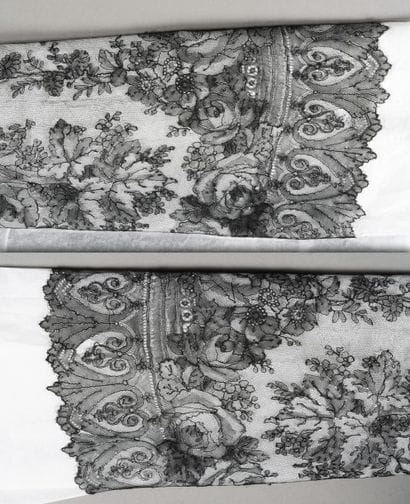 Rare veste longue en dentelle de Chantilly...