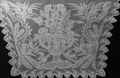 Deux pièces (poches?) en dentelle tulle rebrodé...