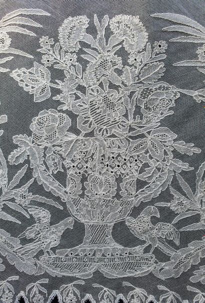Deux pièces (poches?) en dentelle tulle rebrodé...