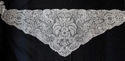 Rare châle en dentelle de Chantilly blanc,...