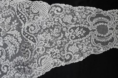 Rare châle en dentelle de Chantilly blanc,...