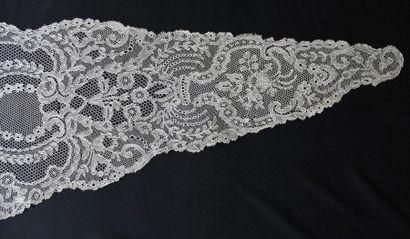 Rare châle en dentelle de Chantilly blanc,...
