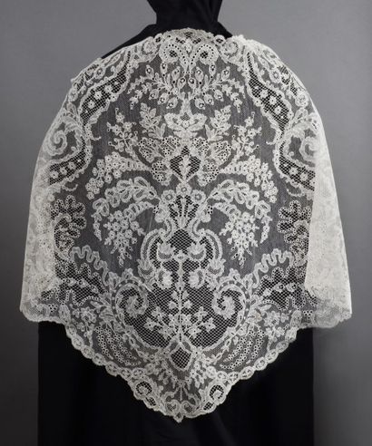 Rare châle en dentelle de Chantilly blanc,...