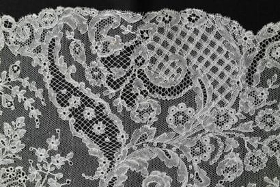 Rare châle en dentelle de Chantilly blanc,...