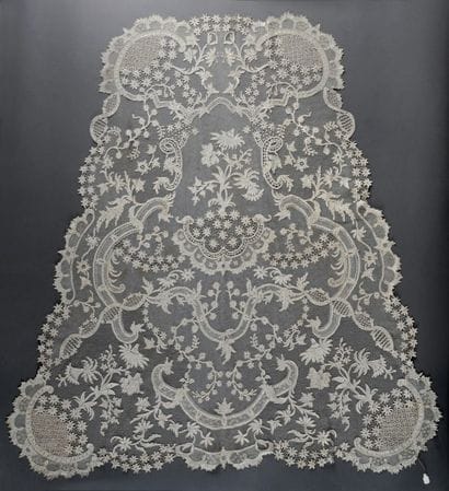 Remarquable tablier en dentelle à l’aiguille,...