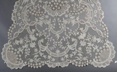 Remarquable tablier en dentelle à l’aiguille,...