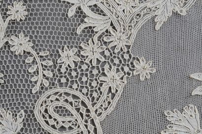 Remarquable tablier en dentelle à l’aiguille,...