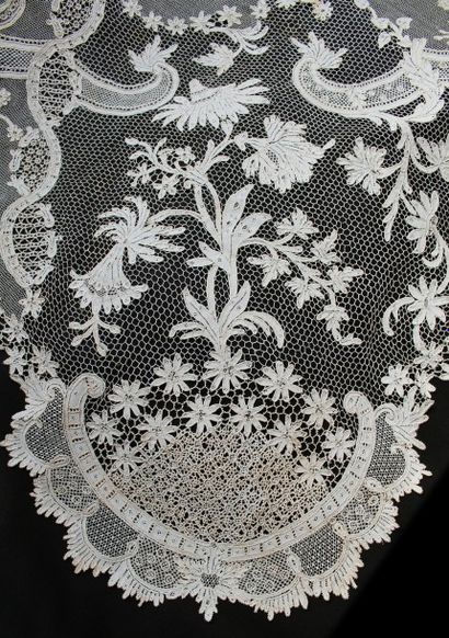 Remarquable tablier en dentelle à l’aiguille,...
