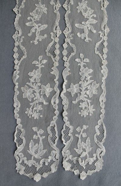 Paire de barbes en dentelle de Bruxelles,...
