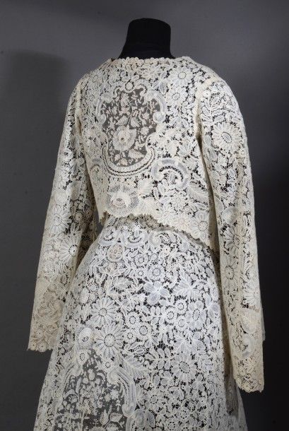 Rare ensemble, jupe et veste, en dentelle...