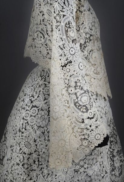 Rare ensemble, jupe et veste, en dentelle...
