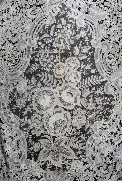 Rare ensemble, jupe et veste, en dentelle...