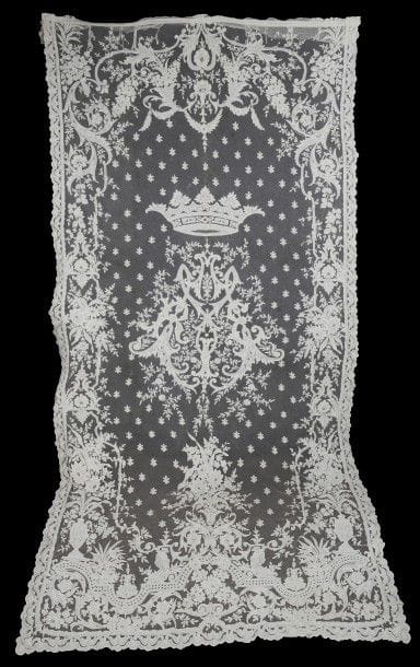 Grand store en tulle et dentelle d’application,...