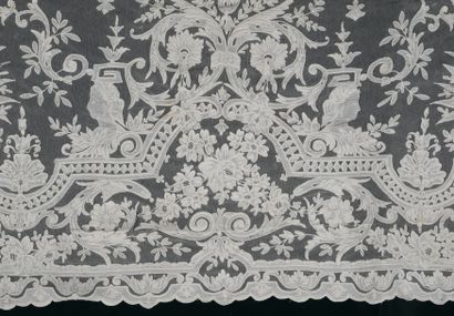 Grand store en tulle et dentelle d’application,...