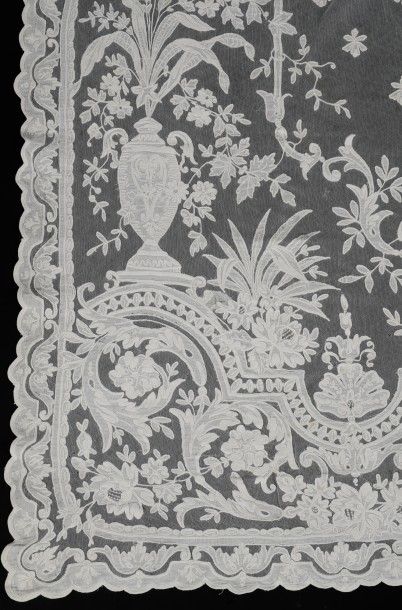Grand store en tulle et dentelle d’application,...