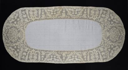 Grand tapis de table en linon et dentelle...