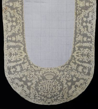 Grand tapis de table en linon et dentelle...