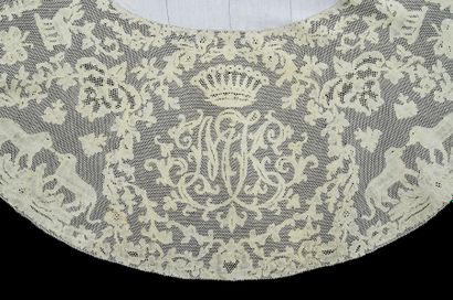 Grand tapis de table en linon et dentelle...
