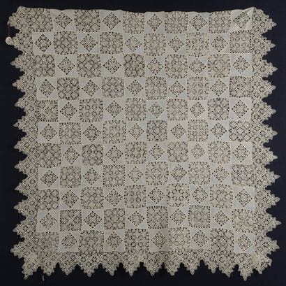 Tapis de table à damier de linon et dentelle...