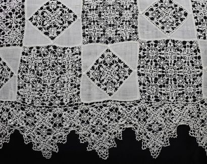 Tapis de table à damier de linon et dentelle...