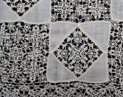Tapis de table à damier de linon et dentelle...