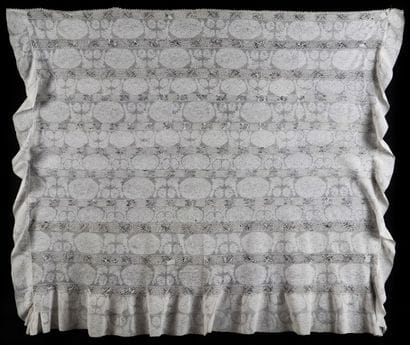 Tapis de table ou tenture en rare dentelle...