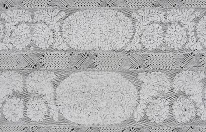 Tapis de table ou tenture en rare dentelle...