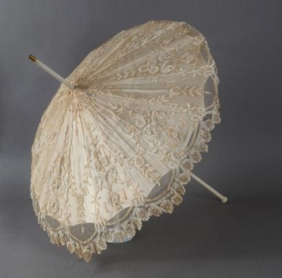 Grande ombrelle en dentelle application Princesse...