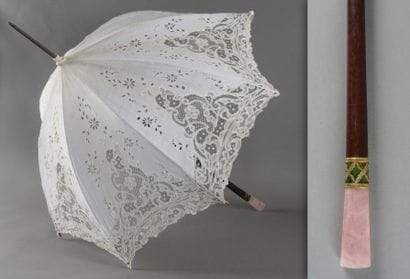 Grande ombrelle en linon brodé et dentelle...