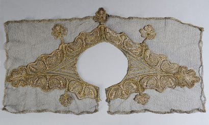 Encolure en dentelle de tulle métallique...
