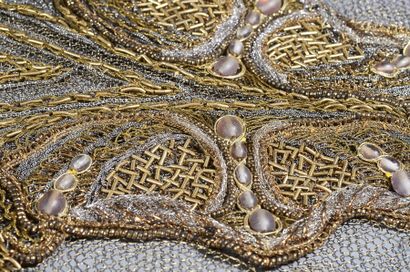 Encolure en dentelle de tulle métallique...