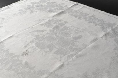 Nappe et serviettes de deux services de table...
