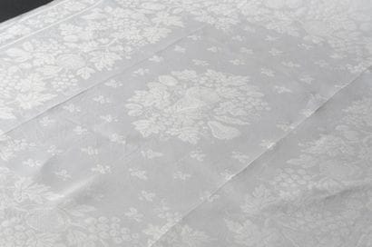 Service de table, nappe et dix-huit serviettes...