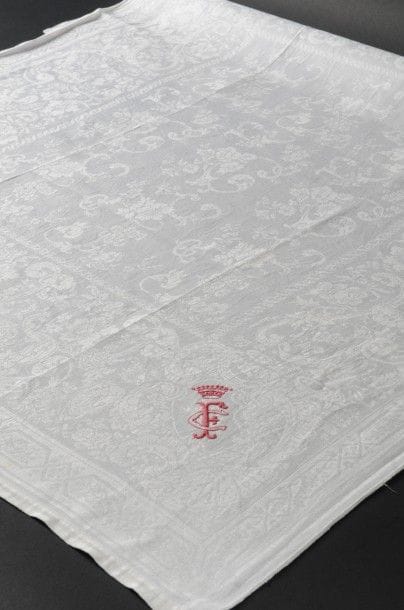 Suite de seize serviettes en lin damassé,...